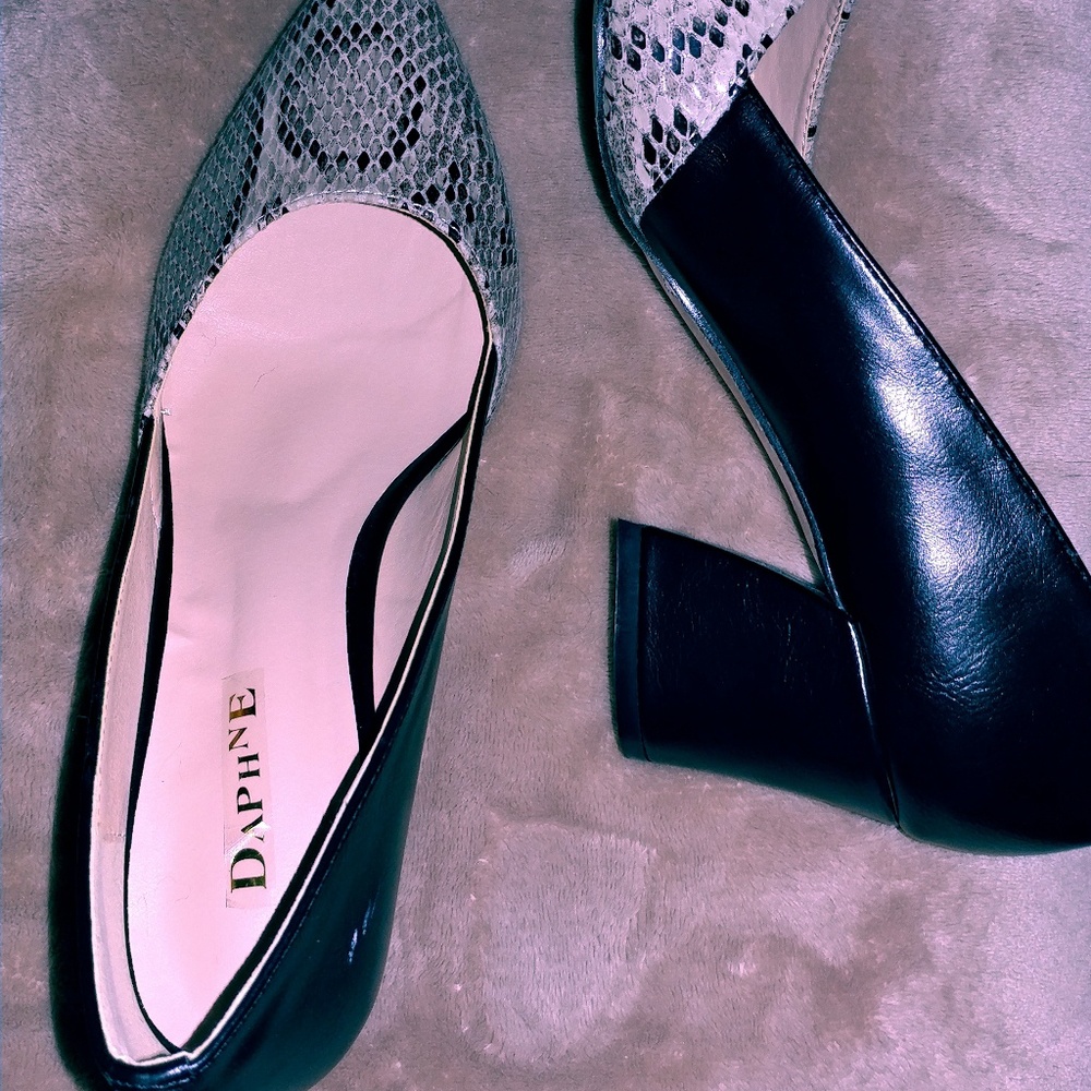 Black snakeskin shoes Sz 8-9